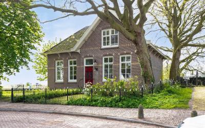 Dorpsstraat. 32