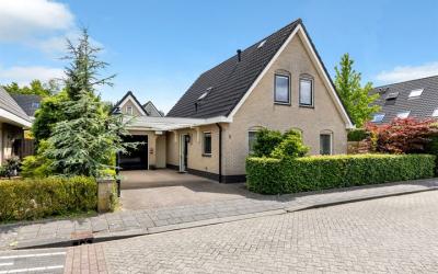 Nienke van. 5