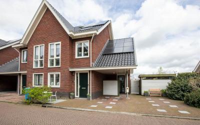 Linksbuiten. 25