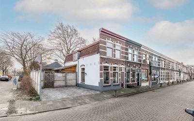 Jan van der. 32