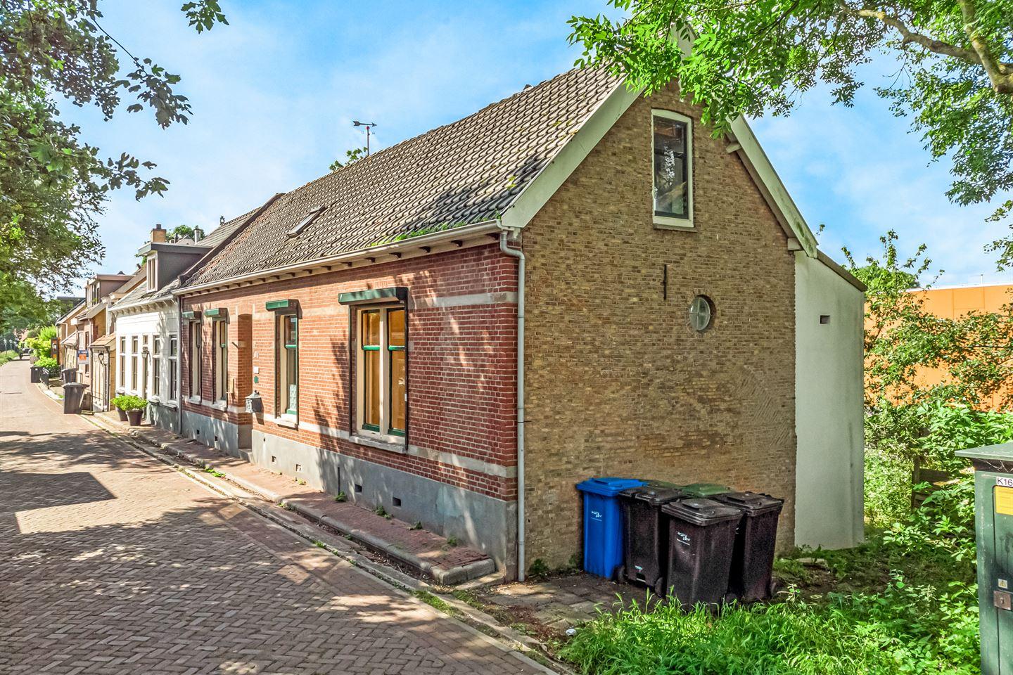 Twee-onder-één-kap te koop: Dorpsstraat 189, Hoogvliet Rotterdam