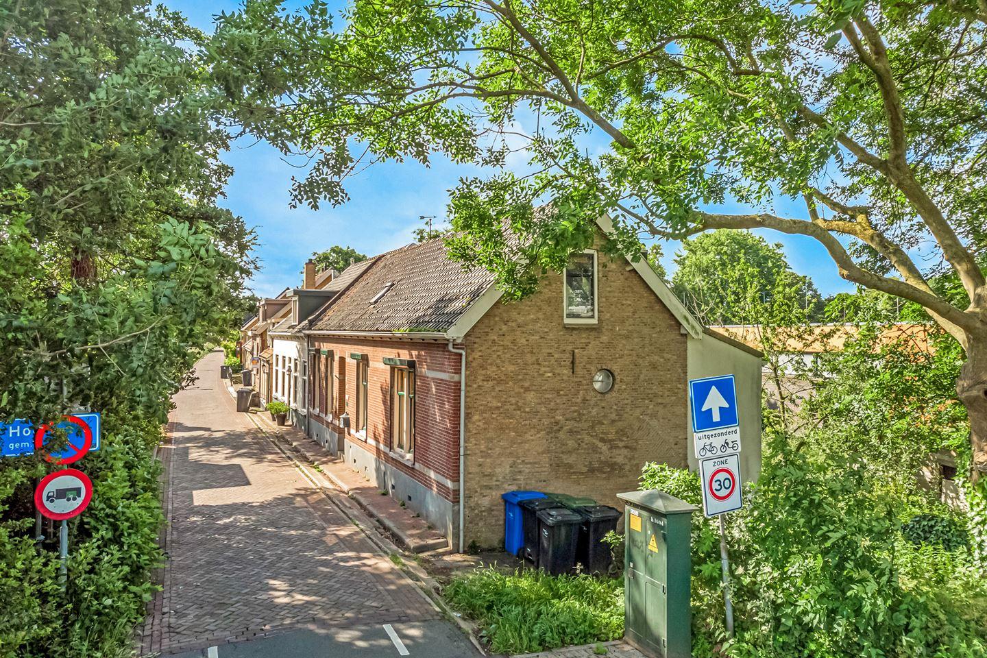 Twee-onder-één-kap te koop: Dorpsstraat 189, Hoogvliet Rotterdam
