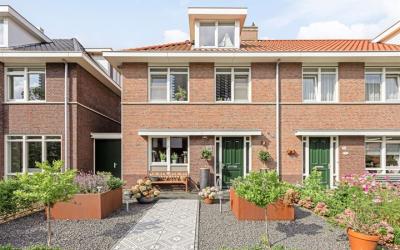 Arnout van. 28