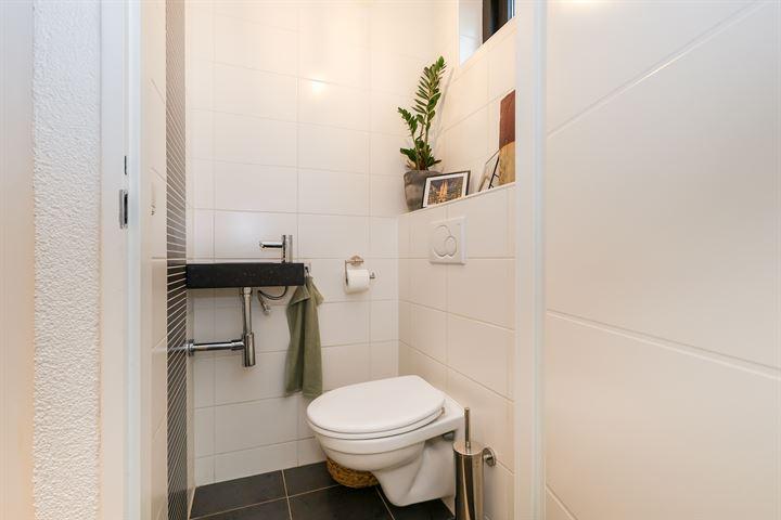 Tussenwoning te koop: Maarten Trompstraat 37, Hellevoetsluis