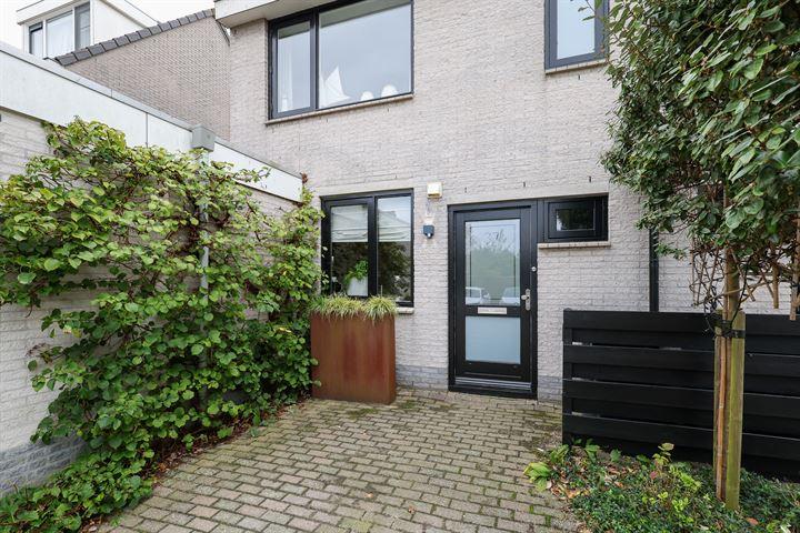 Tussenwoning te koop: Maarten Trompstraat 37, Hellevoetsluis