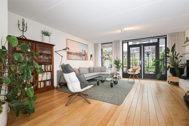 Tussenwoning te koop: Maarten Trompstraat 37, Hellevoetsluis
