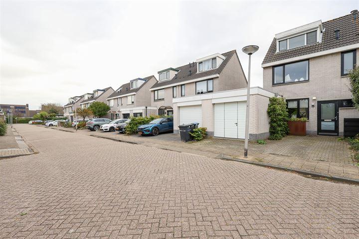 Tussenwoning te koop: Maarten Trompstraat 37, Hellevoetsluis