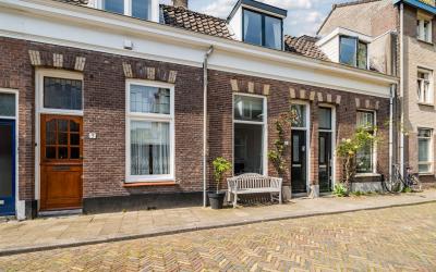 Hulststraat 1