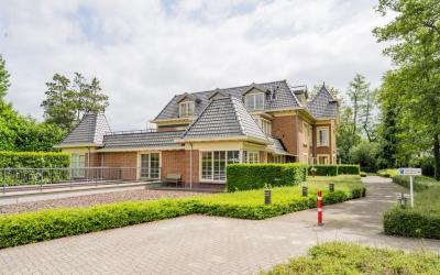 Koninginnel. 44-B
