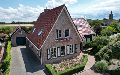 Eva Besnyös. 24