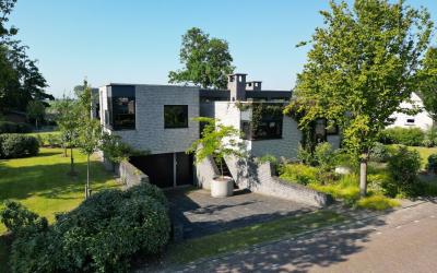 Jhr. Mr. de Casembrootstraat 1-B