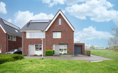 A M de Jong. 42