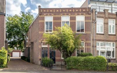 Koninginnes. 100