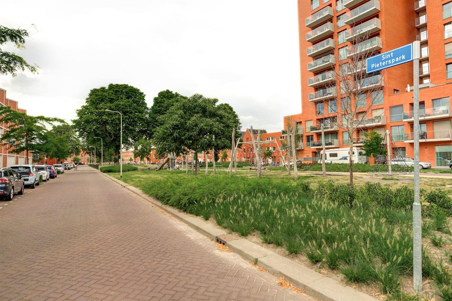 Tussenwoning te koop: Sint Pieterspark 127, Tilburg