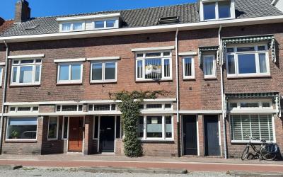 Nieuwe Boss. 83