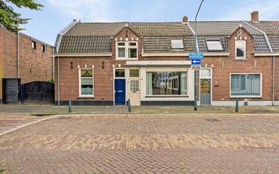 Pastoor van. 6