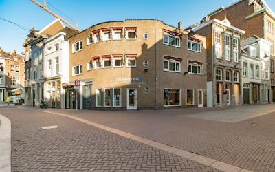 Achter het. 19