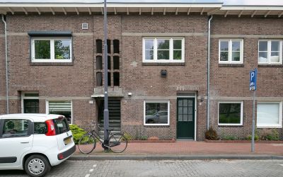 Maastrichts. 52