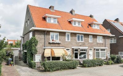 Maastrichts. 104