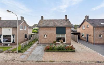 A. Lijphart. 11
